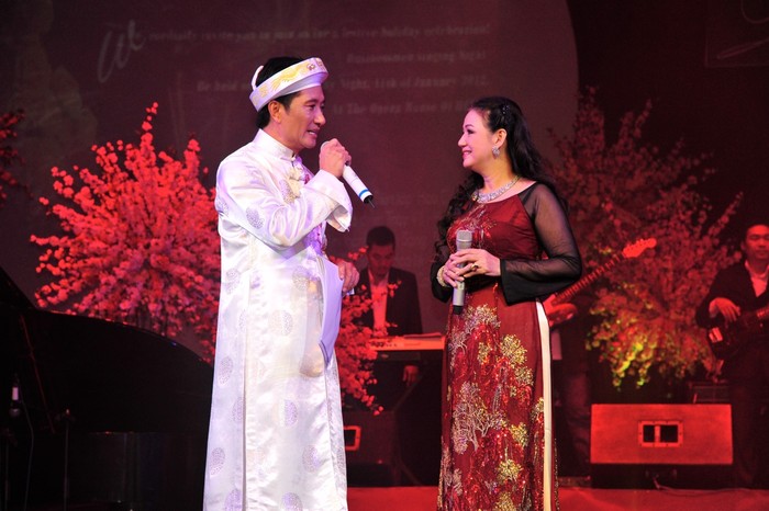 Ông Trần Trung Nghĩa trong một tiết mục song ca cùng bà Trần Thị Hoàng Lan – giám đốc công ty tranh cát Ý Lan.